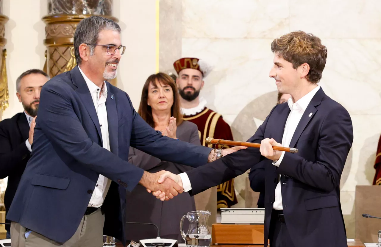 GRAFCAV5778. SAN SEBASTIÁN (ESPAÑA), 29/10/2025.- El hasta ahora concejal de Cultura, Euskara y Turismo de San Sebastián, Jon Insausti (c), del PNV, es investido nuevo alcalde de la capital guipuzcoana en un pleno extraordinario, en sustitución de Eneko Goia (i), que renunció al cargo el pasado 16 de octubre. EFE/ Juan Herrero.
