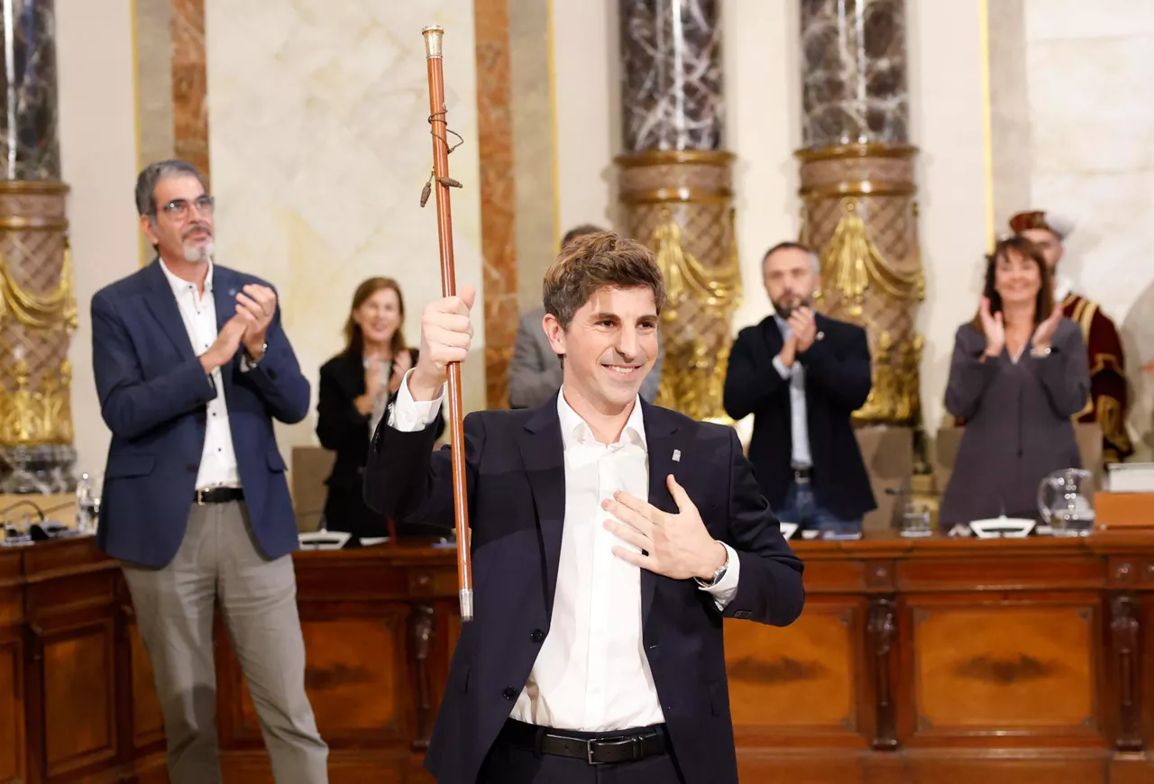 GRAFCAV5761. SAN SEBASTIÁN (ESPAÑA), 29/10/2025.- El hasta ahora concejal de Cultura, Euskara y Turismo de San Sebastián, Jon Insausti (c), del PNV, es investido nuevo alcalde de la capital guipuzcoana en un pleno extraordinario, en sustitución de Eneko Goia (i), que renunció al cargo el pasado 16 de octubre. EFE/ Juan Herrero.
