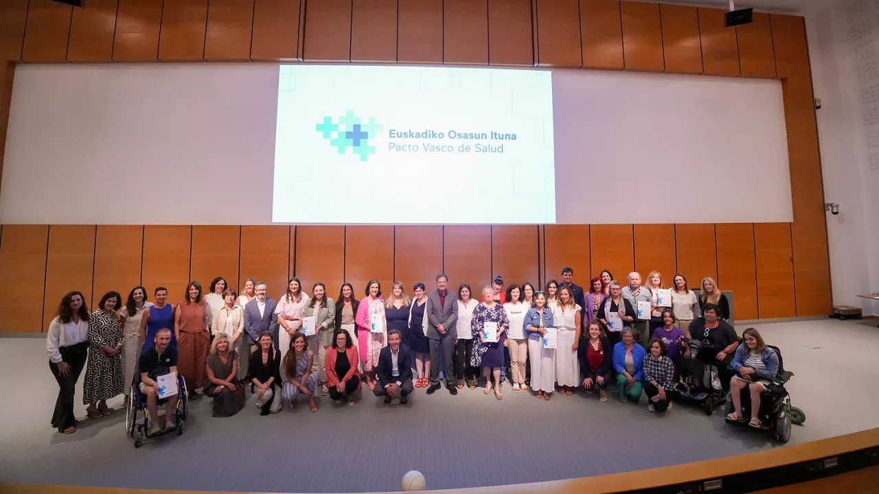 Pazienteen elkarteen jardunaldiko parte-hartzaileak. Argazkia: Irekia.