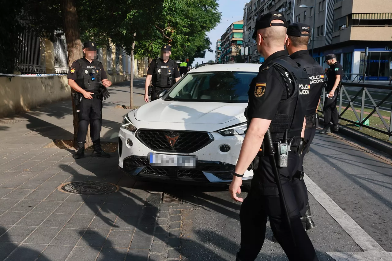 Salida de Juana Rivas de los juzgados de Caleta. A 25 de julio de 2025, en Granada (Andalucía, España). Amplio dispositivo policial en los juzgados de Granada para la entrega del hijo menor de Juana Rivas al padre, el italiano Francesco Arcuri, en ejecución de una sentencia de los juzgados de Italia.



Arsenio Zurita / Europa Press

25/7/2025