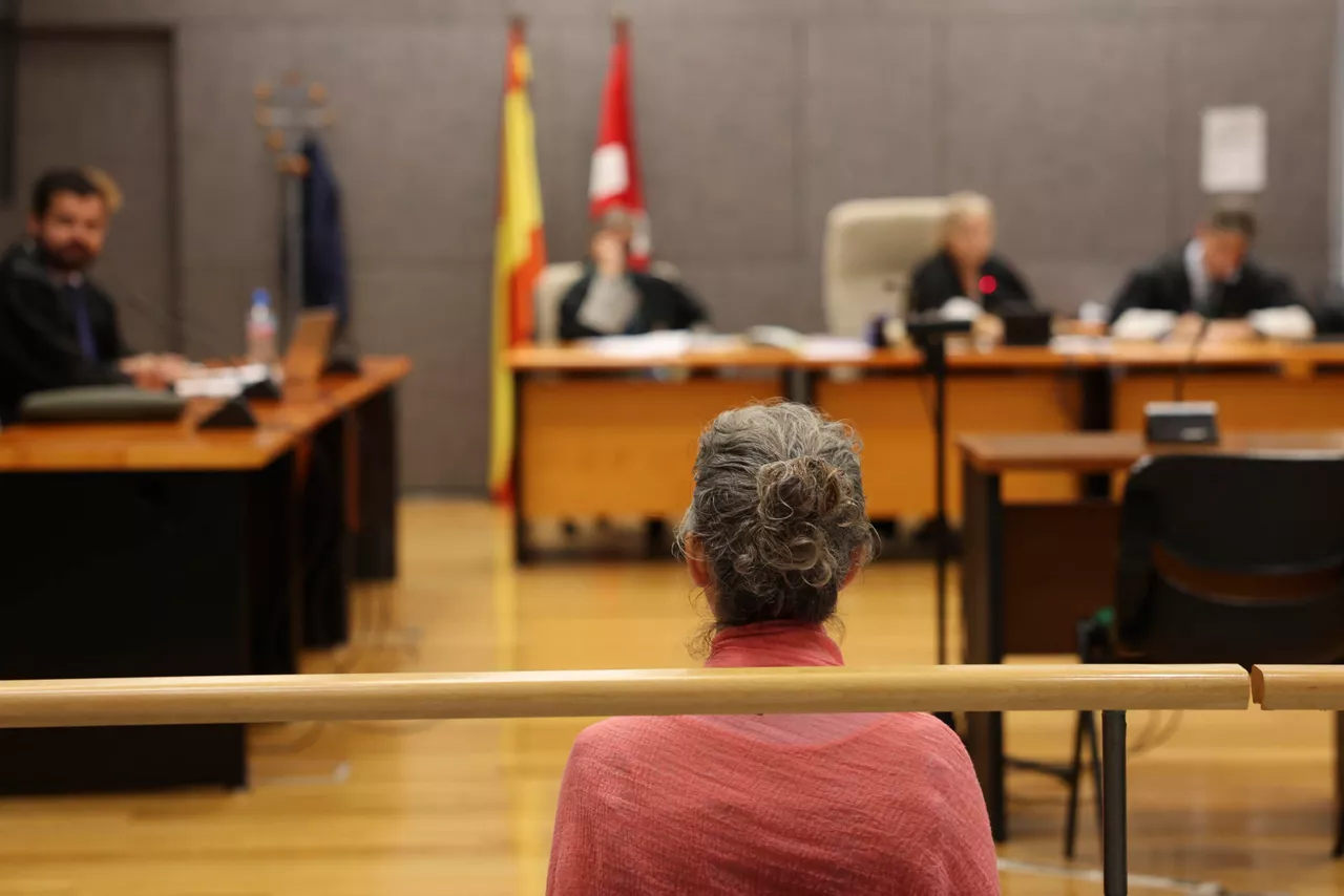 GRAFCAV3170. BILBAO, 19/09/2025.-Audiencia abierta con la acusada en el juicio contra una enfermera de un centro de salud de Osakidetza acusada de simular la vacunación de menores finaliza en la Audiencia de Bizkaia con la presentación de las conclusiones de las partes. EFE/Luis Tejido
