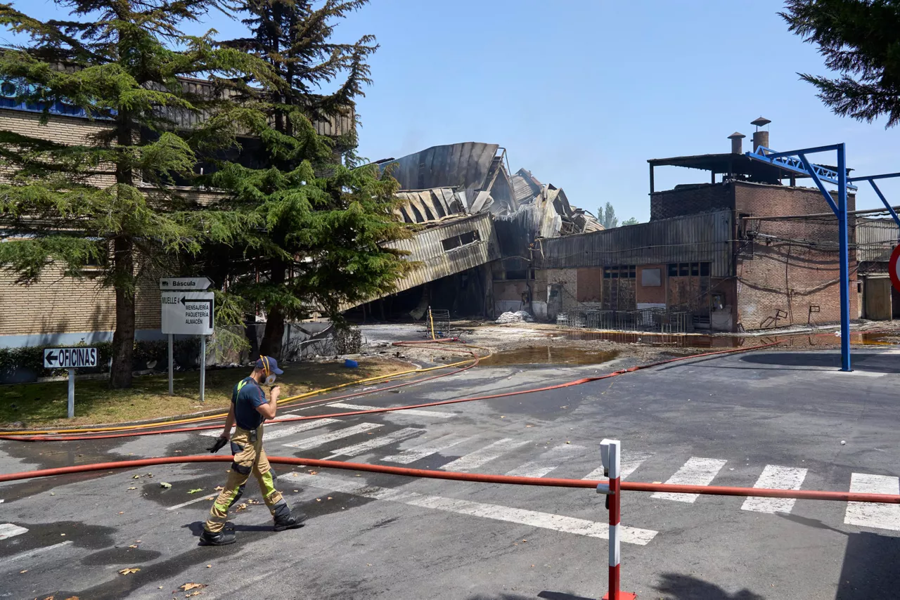 VITORIA, 21/06/2025.- Vista del estado de la fabrica de a compañía familiar alavesa Lascaray-LEA, que sufrió ayer viernes un grave incendio, en Vitoria. El incendio sin heridos desatado ayer en la fábrica de productos de higiene personal LEA en Vitoria está controlado, aunque no extinguido totalmente, por lo que efectivos de los bomberos mantienen activa una línea de agua para apagar cualquier posible pequeño conato de fuego que pudiese reactivarse. EFE/ L. Rico
