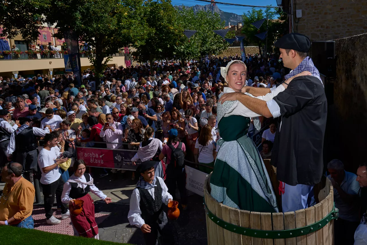 LEZA (ÁLAVA), 14/09/2025.- La localidad de Leza acoge la 30 edición de la Fiesta de la Vendimia de la Rioja Alavesa a la que asistirá una amplia representación institucional. EFE/ Adrián Ruiz Hierro
