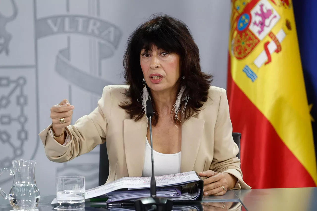 FOTODELDÍA MADRID, 30/09/2025.-  La ministra de Igualdad, Ana Redondo, durante la rueda de prensa posterior a la reunión del Consejo de Ministros, este martes en Moncloa. EFE/Rodrigo Jiménez
