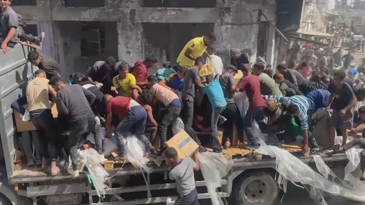 UNRWA agentziak jakinarazi duenez, hasi dira laguntza humanitarioko kamioiak Rafah pasabidetik sartzen, Gazara bidean. Laguntzaz beteriko 6.000 kamioi prest dira jada. Aurreikuspena da egunero 600 sartzea.