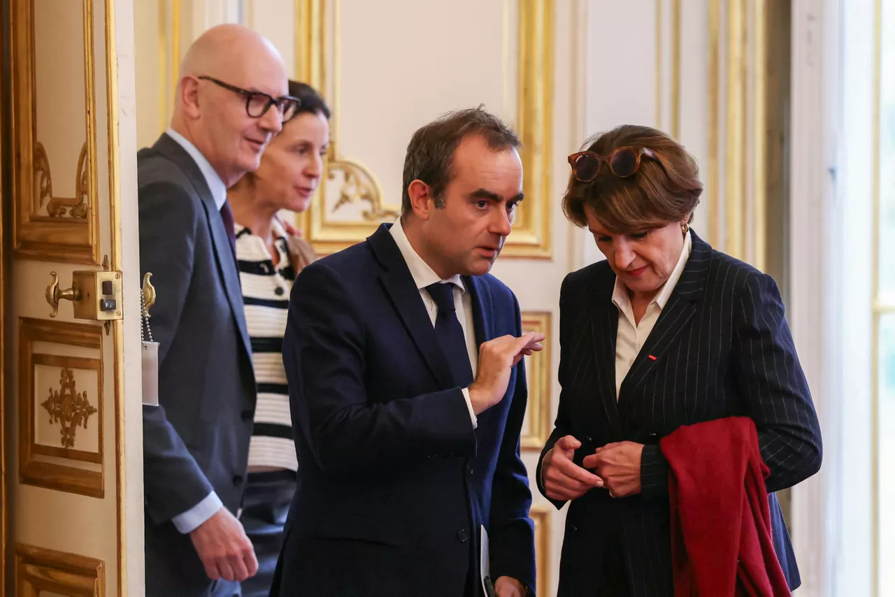 El primer ministro reune a su gabinete. En la foto con la ministra de agricultura Annie Genevard.