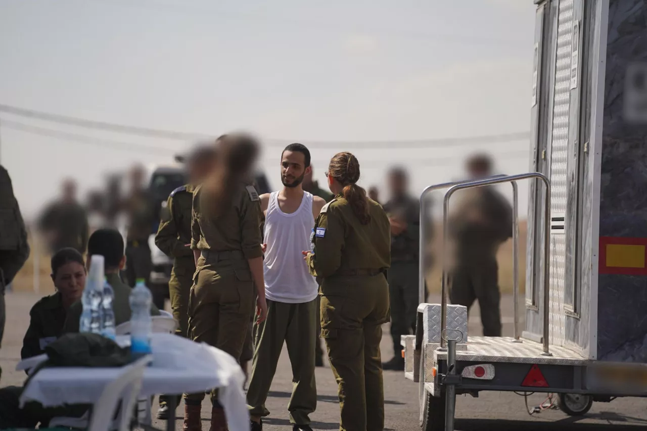 JERUSALÉN, 13/10/2025.- El rehén Nimrod Cohen en Jerusalén, tras su liberación este lunes. El Ejército de Israel confirmó que los últimos 13 rehenes que quedaban con vida en Gaza están ya en manos de la Cruz Roja, que los conducirá a Israel, informa un comunicado castrense. EFE/Ejército de Israel SOLO USO EDITORIAL/SOLO DISPONIBLE PARA ILUSTRAR LA NOTICIA QUE ACOMPAÑA (CRÉDITO OBLIGATORIO)
