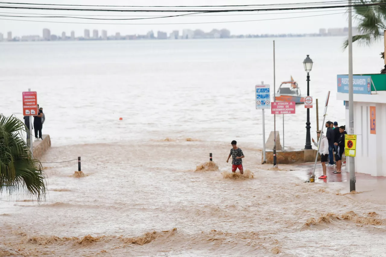 Efectos que las lluvias torrenciales han provocado en Los Alcázares, a 11 de octubre de 2025, en Los Alcázares, Murcia (España). Los Alcázares ha sufrido graves inundaciones a causa de intensas lluvias provocadas por la DANA 'Alice'. En apenas doce horas se han acumulado más de 150 litros por metro cuadrado, colapsando canales y ramblas como la de La Maraña y desbordando el canal del Postrasvase.



Edu Botella / Europa Press

11 OCTUBRE 2025;INUNDACIONES

11/10/2025
