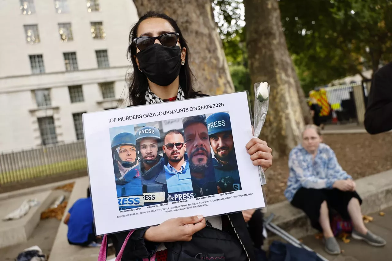 LONDON (United Kingdom), 27/08/2025.- Members of the London Freelance branch of the National Union of Journalists (NUJ) gather outside Downing Street during a vigil for journalists killed in Gaza in London, Britain, 27 August 2025. According to the International Federation of journalists (IFJ), at least 219 Palestinian journalists and media workers have been killed, several have been injured and others are missing during the conflict in Gaza since 07 October 2023. Cards are being held to remember each of those who are confirmed to have been killed and their names will be read aloud. (Reino Unido, Londres) EFE/EPA/TOLGA AKMEN
