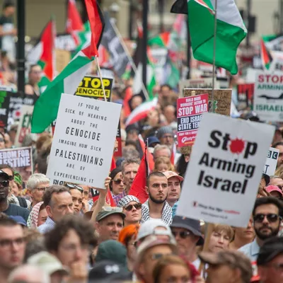 LONDON (United Kingdom), 21/06/2025.- Pro Palestine protesters are seen in Westminster during a national demonstration for Palestine, in London, Britain, 21 June 2025. The protest calls for an arms embargo and sanctions on Israel from the UK government amid the ongoing conflict in Gaza. (Protestas, Reino Unido, Londres) EFE/EPA/TAYFUN SALCI
