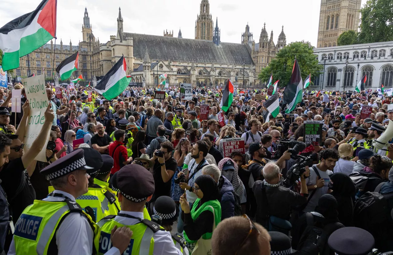 LONDON (United Kingdom), 06/09/2025.- Supporters of the banned Palestine Action group hold placards and wave flags as they stage a civil disobedience protest in Parliament Square in London, Britain, 06 September 2025. The Metropolitan Police made arrests during the demonstration supporting Palestine Action, designated a proscribed terrorist organization by the British government from 05 July 2025. (Terrorista, Protestas, Reino Unido, Londres) EFE/EPA/TAYFUN SALCI

