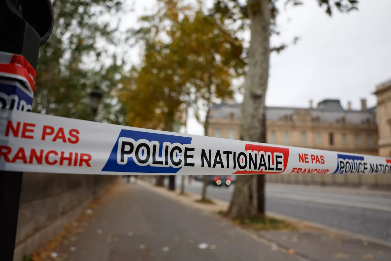 Paris (France), 19/10/2025.- Police tape cordons off the southeast corner of the Louvre Museum on Quai Francois-Mitterrand, on the banks of the River Seine, after a robbery at the Louvre Museum in Paris, France, 19 October 2025. The Louvre Museum was targeted in a robbery by several criminals who smashed windows to steal jewelry. The museum was later closed. French Culture Minister Rachida Dati called it 'an attack on France’s cultural heritage.' (Francia) EFE/EPA/Mohammed Badra
