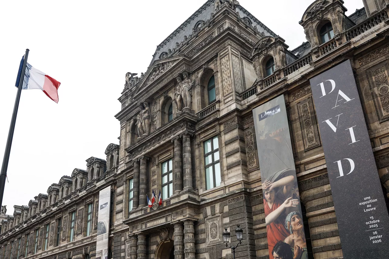 FOTODELDÍA - Paris (Francia), 19/10/2025.- Fachadaa del museo del Louvre que ha sido objeto este domingo por la mañana de un atraco en el que no ha habido heridos, ha anunciado la ministra francesa de Cultura, Rachida Dati, y eso ha conducido a cerrar el museo durante toda la jornada. EFE/Mohammed Badra
