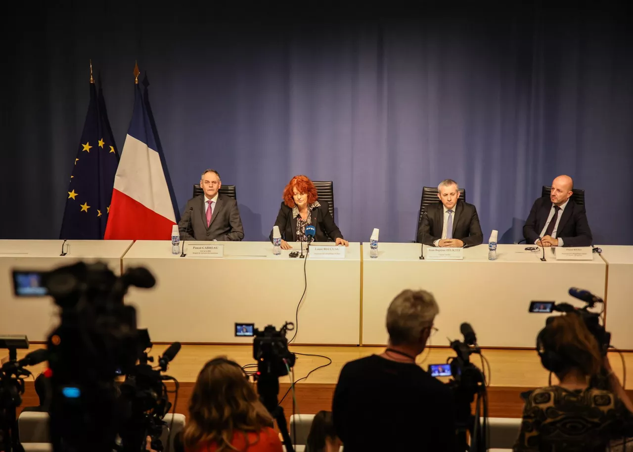 PARIS (France), 29/10/2025.- (L-R) Head of the BRB Pascal Carreau, the Paris Public Prosecutor Laure Beccuau and Head of the OCBC Jean-Baptiste Felicite, hold a press conference, in Paris, France, 29 October 2025, attended by representatives of the BRB (Banditry Repression Brigade) and the OCBC (central office for combating trafficking in cultural property), to announce the opening of a judicial investigation into the Louvre burglary. The Louvre Museum was targeted in a robbery by several criminals who smashed windows to steal eight priceless royal pieces of jewellery on 19 October. (Francia) EFE/EPA/SADAK SOUICI
