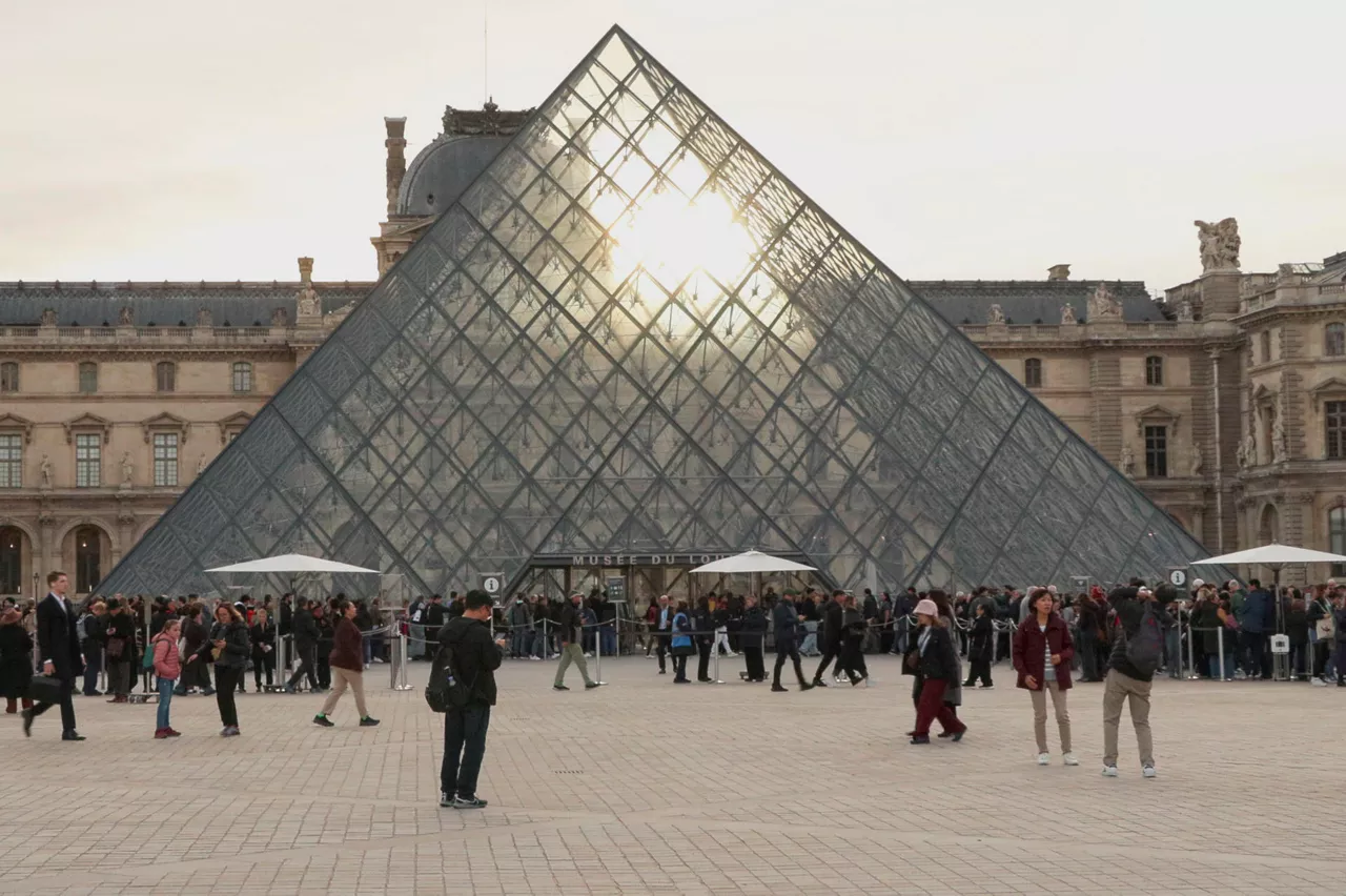 FOTODELDÍA PARÍS, 22/10/2025.-Este miércoles el museo del Louvre de París, el más visitado del mundo, abrió sus puertas de nuevo, tras el robo de joyas que sufrió el domingo y que le obligó a cerrar las puertas a los visitantes. Las puertas del museo abrieron a las 9.00, como es habitual, en un momento en que cientos de personas estaban ya haciendo cola en el acceso de la pirámide. El Louvre había puntualizado el martes que esa apertura no sería completa, ya que la Galería de Apolo en la que se produjo el robo permanecerá cerrada "un cierto tiempo".- EFE/ Edgar Sapiña Manchado.
