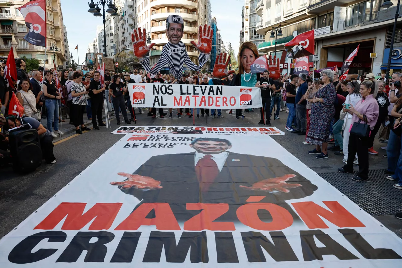 VALÈNCIA, 25/10/2025.-Vista de la duodécima manifestación bajo el lema "Mazón dimissió" contra la gestión de la dana que hizo el president de la Generalitat, Carlos Mazón, este sábado el centro de València, para exigir "responsabilidades y justicia", cuando está a punto de cumplirse el primer aniversario de la catástrofe que dejó 229 víctimas mortales en la provincia de Valencia el 29 de octubre de 2024.- EFE/ Biel Aliño
