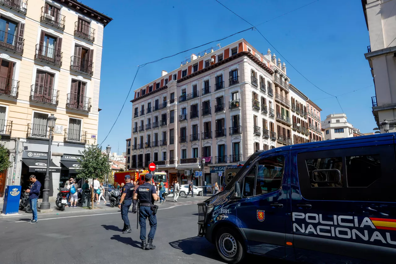 MADRID, 07/10/2025.- El forjado de un edificio en obras en el centro de Madrid se derrumbó este martes parcialmente, sin que por el momento se conozca si hay víctimas, aunque los equipos de rescate trabajan para buscar posibles personas atrapadas. Hasta el lugar del suceso, la calle Hileras, que se encuentra entre la plaza de Ópera y la Puerta del Sol, en el centro de la capital de España, se desplazaron once dotaciones de bomberos, así como varias ambulancias y efectivos policiales, que acordonaron la zona. EFE/Zipi Aragón

