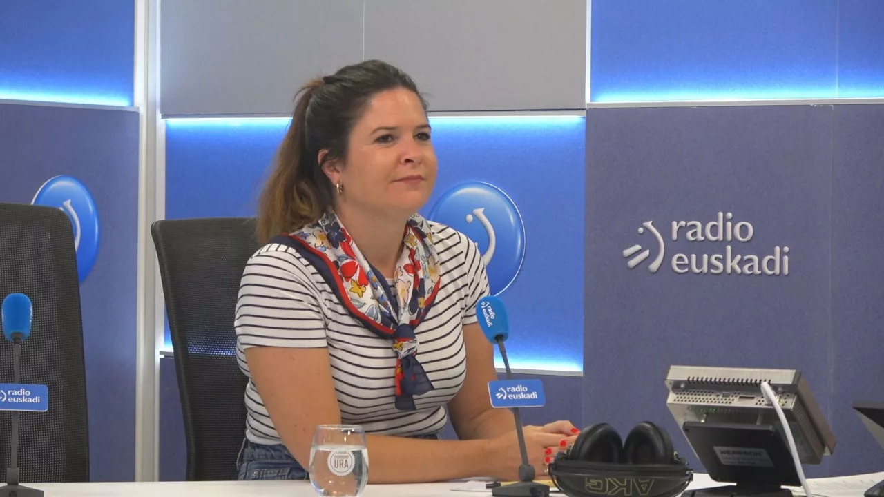 La secretaria del EBB del PNV, Maitane Ipiñazar, en Radio Euskadi