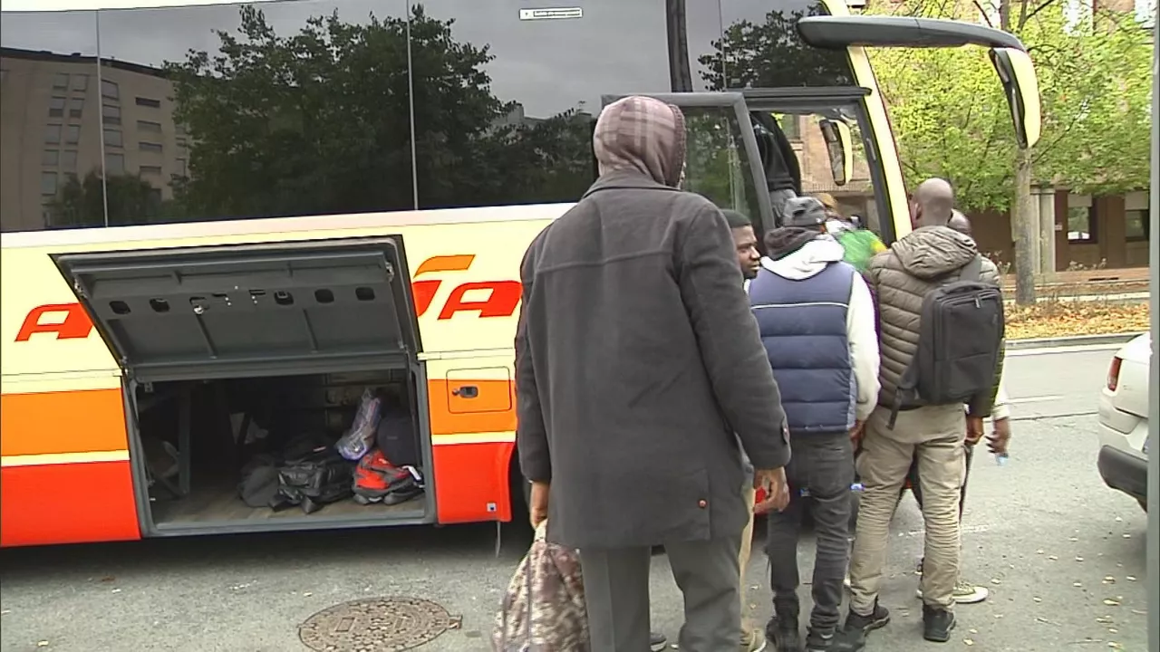 Gasteizko kaleetan bizi ziren 50 maliarrak Eusko Jaurlaritzak egoitzetara eramaten ari dira gaur goizetik. Horrela, gobernuak aldi baterako irtenbidea eman nahi die asilo-eskaerak izapidetzeko zain dauden pertsona horiei.