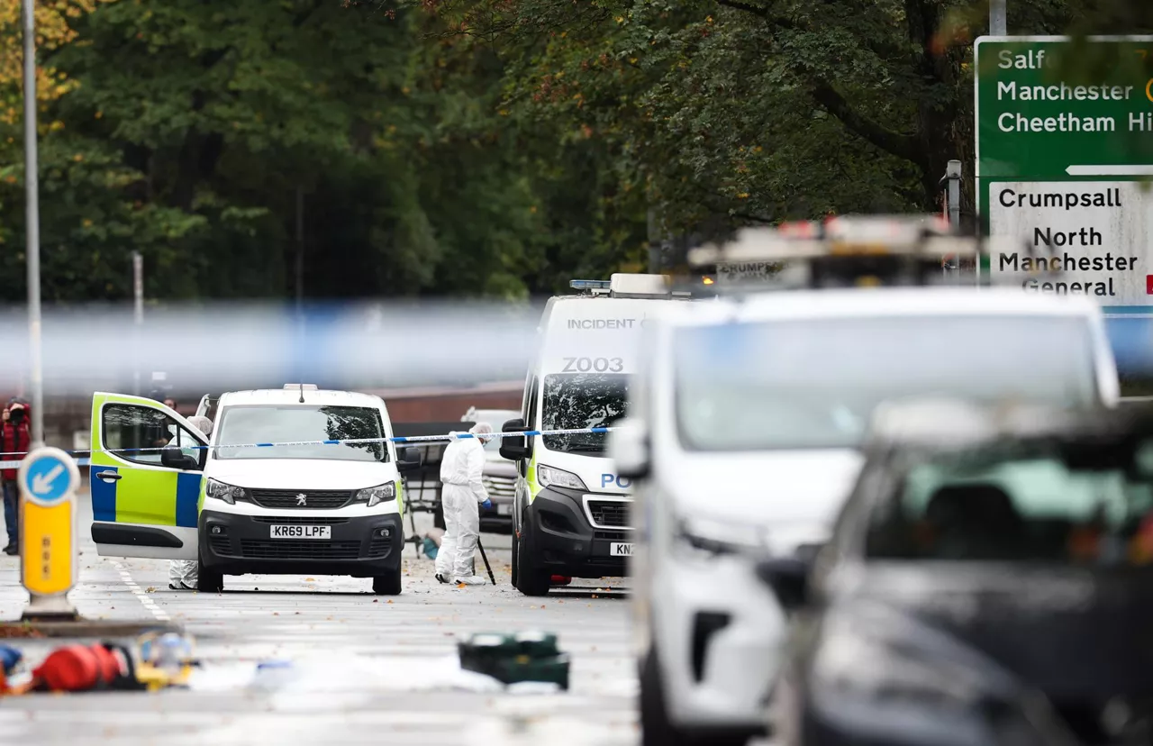 MANCHESTER (United Kingdom), 03/10/2025.- Police Forensics Officers work at the scene of a deadly terror attack in Manchester, Britain, 03 October 2025. Two people died after a car and stabbing attack at a synagogue in Manchester on 02 October, and the attacker, who has been named as 35-year-old British citizen Jihad Al-Shamie, was shot dead by police. (Reino Unido) EFE/EPA/ADAM VAUGHAN
