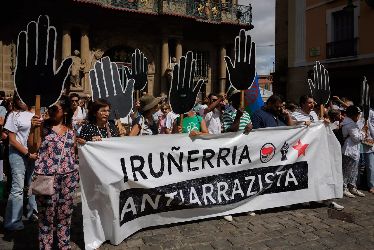 PAMPLONA (ESPAÑA), 19/07/2025.- Vista de la concentración convocada por colectivos antirracistas de Navarra ha mostrado este sábado en la Plaza Consistorial de Pamplona la "alarma, indignación y repulsa" por los sucesos en la localidad murciana de Torre Pacheco y ha rechazado la perpetuación del "relato del odio" hacia la población inmigrante. EFE/Villar López
