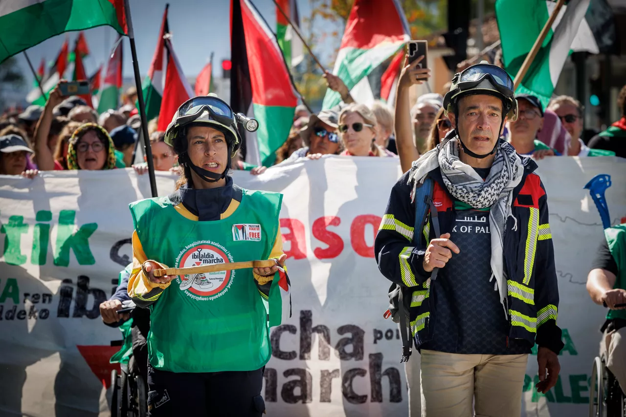 GRAFCAV2806. PAMPLONA, 14/09/2025.- Miles de personas han marchado este domingo por las calles de Pamplona convocadas por la Marcha por Palestina, que del 10 al 20 de septiembre van a hacer a pie el recorrido entre Tudela y Hendaya, para reclamar libertad para el pueblo palestino y parar lo que consideran un "genocidio" perpetrado por Israel. A su llegada a Pamplona, se ha procedido a dar el relevo de una gran llave de madera que simboliza el derecho a regresar a sus hogares de los palestinos que han perdido sus viviendas por los bombardeos de Israel. EFE/Villar López
