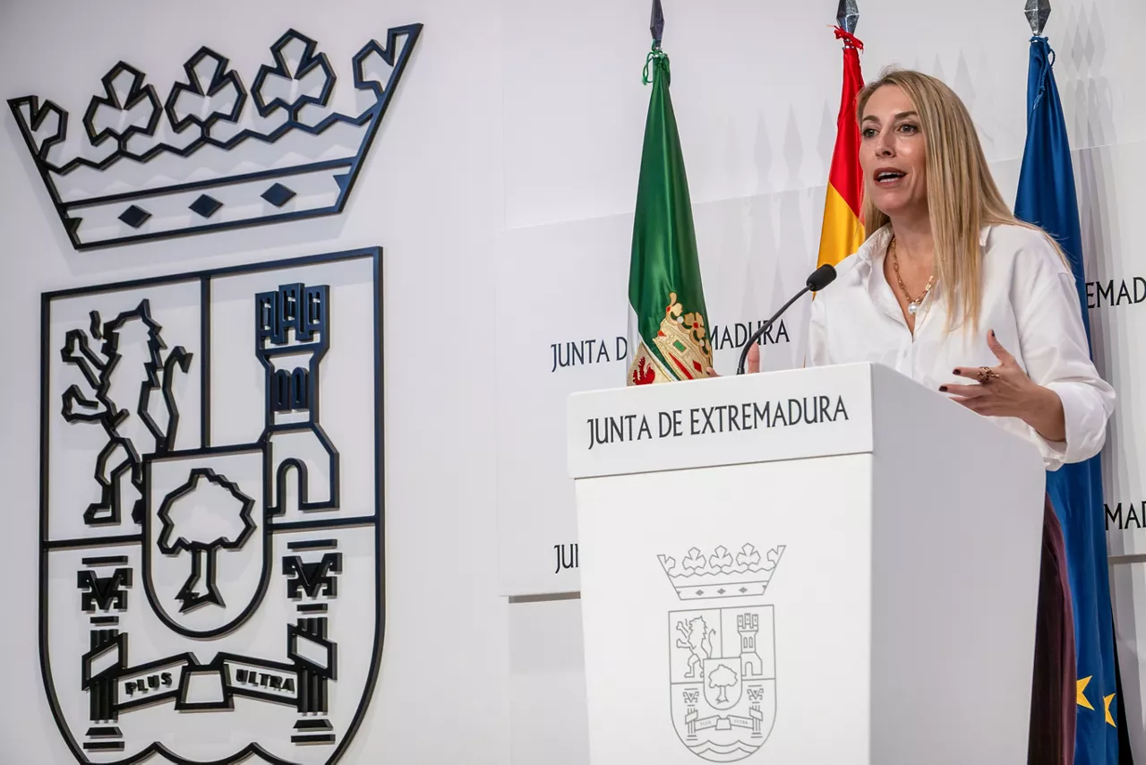 MÉRIDA, 27/10/2025.- La presidenta de la Junta de Extremadura, María Guardiola, ha convocado elecciones anticipadas para el domingo 21 de diciembre de 2025 ante la imposibilidad de sacar adelante los presupuestos para el próximo ejercicio y evitar el "bloqueo" en el mejor momento económico y social que vive la región. EFE/ Jero Morales
