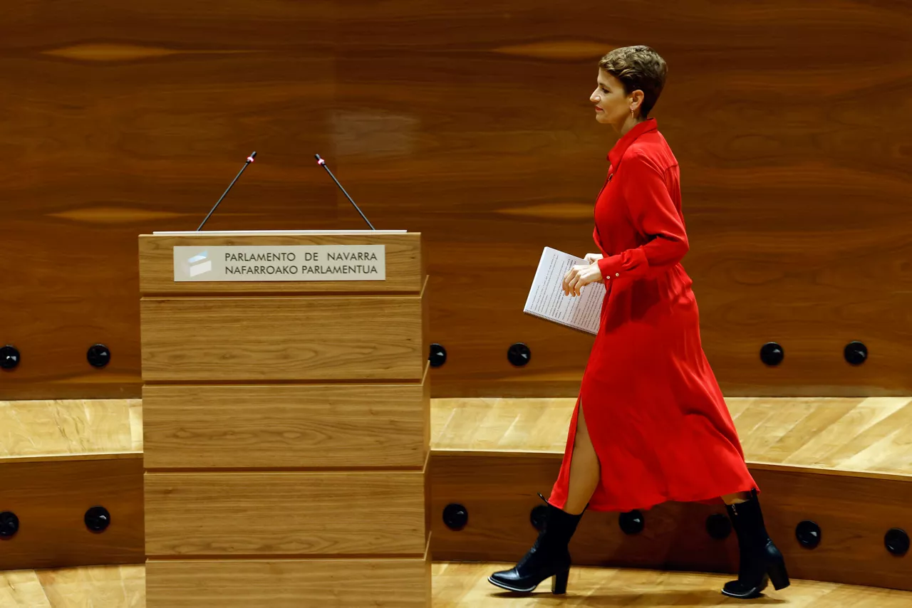 GRAFCAV6398. PAMPLONA, 13/11/2025.-El Debate del Estado de la Comunidad Foral ha arrancado con la intervención de la presidenta María Chivite, quien sin límite de tiempo expondrá la gestión de su Ejecutivo, tras lo que tomarán la palabra los diferentes portavoces parlamentario.Tras unas breves palabras del presidente del Parlamento, Unai Hualde, detallando las normas de la sesión, Chivite ha subido al estrado donde tras dar la bienvenida ha dejado ya el primero de sus mensajes: "Somos la comunidad con mayor calidad de vida de España y ofrecemos una estabilidad política e institucional que constata una manera de hacer las cosas que funciona". EFE/ Jesús Diges
