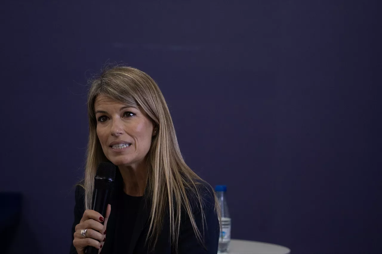 (Foto de ARCHIVO)

La consejera del Levante UD, Maribel Vilaplana Vilaplana, durante un acto en homenaje al fundador del Levante, José Ballester, y su esposa, Teresa Molins, en el Estadio Ciutat de Valencia, a 28 de mayo de 2025, en Valencia, Comunidad Valenciana (España). La Diputación de Valencia aprobó la concesión de una subvención de algo más de 12.000 euros a la Fundación del Levante UD para la repatriación de los restos del fundador del club, José Ballester Gozalvo, y su esposa, Teresa Molins, que yacen en París desde 1970. Junto a su esposa, Teresa Molins Gausach, Ballester se exilió tras la guerra, tras ser condenado en rebeldía a 30 años de cárcel. Permaneció en París hasta su muerte, en 1970, donde ambos fueron enterrados.



Jorge Gil / Europa Press

28/5/2025