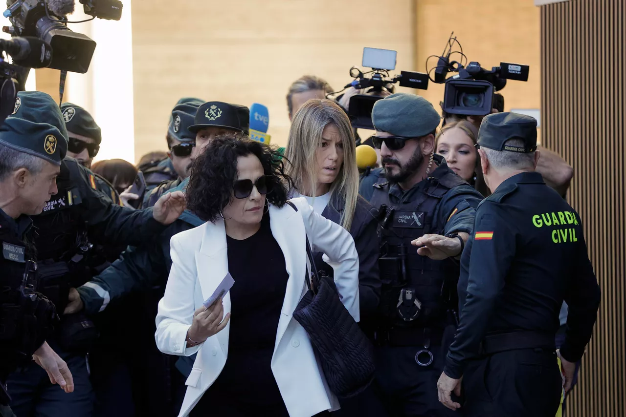 GRAFCVA139. CATARROJA (VALENCIA), 03/11/2025.- Maribel Vilaplana, la periodista que comió con el president de la Generalitat, Carlos Mazón, el 29 de octubre de 2024, el día de las inundaciones que causaron 229 muertos, a su llegada este lunes a los juzgados de Catarroja. EFE/Manuel Bruque
