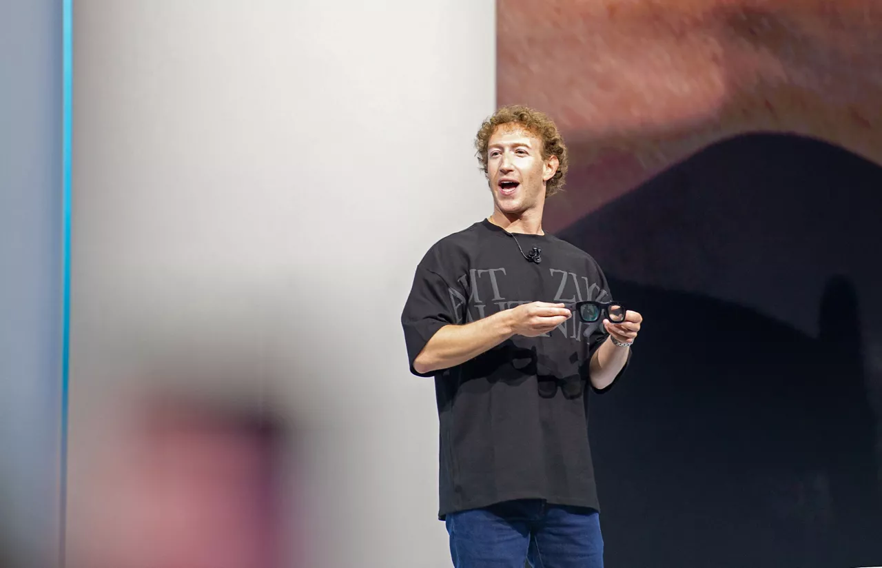 El director ejecutivo de Meta, Mark Zuckerberg, presentó este miércoles sus gafas más inteligentes, las Meta Ray-Ban Display, equipadas con una pequeña pantalla en el lente derecho que se puede controlar con gestos de la mano a través de una pulsera neural, pero cuando intentó demostrar cómo funcionaban se topó con varios fallos técnicos que achacó a una mala conexión de internet.

     El cofundador de Facebook no fue capaz de demostrar a un auditorio repleto de personas en la sede de Meta, en Menlo Park (California), cómo mantener una videollamada con estas gafas, ya que no pudo contestar a las varias llamadas de uno de sus empleados durante su conferencia de desarrolladores anual, Meta Connect.

     Zuckerberg, avergonzado, comentó que esta función había funcionado en los cientos de ensayos y que el fallo de hoy en las nuevas gafas -con un precio inicial de 799 dólares y que estarán disponibles a partir del 30 de septiembre en EE.UU.- se debía a una mala conexión de wifi.

     No obstante, Zuckerberg sí que mostró cómo con una simple mirada a la pantalla integrada en las lentes, pudo realizar tareas cotidianas, como revisar mensajes o ver fotos, sin necesidad de sacar el teléfono, solo con algunos movimientos de muñeca gracias a una pulsera, la Meta Neural Band.

     "Tenemos una nueva forma de interactuar con las gafas: reemplazamos el teclado, el ratón, la pantalla táctil, los botones y las ruedas de ajuste, ya que la pulsera neural detecta las señales enviadas desde el cerebro a través de pequeños movimientos musculares. De esta manera, podrán controlar sus gafas de forma silenciosa y prácticamente imperceptible", explicó Zuckerberg durante la presentación.

     En ese sentido, Zuckerberg demostró con éxito cómo pudo teclear un mensaje de texto simplemente escribiendo en el aire con la mano su respuesta.

     Con respecto a la pantalla, Zuckerberg anotó que está ligeramente "descentrada" hacia un lateral del lente para no obstruir la visión y desaparece automáticamente después de unos segundos cuando no se usa.

     "Además, tiene una resolución muy alta, concretamente 42 píxeles por grado, superior a la de cualquier otra pantalla del mercado, y un brillo de hasta 5000 nits, lo que garantiza una imagen nítida tanto en interiores como en exteriores", resaltó el director ejecutivo.

     También hubo fallos durante la demostración de la inteligencia artificial (IA) de Meta en la nueva generación de sus gafas inteligentes Ray-Ban -que tienen un precio inicial de 379 dólares- y un empleado de Meta no pudo mostrar cómo la IA le ayudaba a cocinar porque el chatbot decía que ya había mezclado los ingredientes cuando no era cierto. Problema que también se achacó a una mala conexión de wifi.

     "La ironía de todo esto es que pasas años desarrollando tecnología, y luego resulta que es el wifi el que te crea problemas", se lamentó Zuckerberg.

     La mayor diferencia de este nuevo modelo es que cuenta con una autonomía de batería mejorada -hasta ocho horas de uso con una sola carga, el doble que el modelo anterior- y la puede grabar video en 3K.

     "Amplificar las voces de amigos" ,Otra de las novedades es la función de "amplificar las voces de los amigos" al activar el modo de "conversación concentrada". Zuckerberg mostró un breve video pregrabado en el que se pudo ver cómo las gafas de Meta pueden aislar las conversaciones de una terraza y amplificar las voces de la persona que se tiene delante en entornos ruidosos.

     "Nuestro objetivo es crear unas gafas elegantes que ofrezcan una inteligencia personal avanzada y una sensación de presencia, mediante hologramas realistas", anotó el ejecutivo.

     En ese sentido, Zuckerberg afirmó que la superinteligencia será "la tecnología más importante de nuestra generación". Meta anunció este verano que invertirá "cientos de miles de millones de dólares en computación para desarrollar superinteligencia" o inteligencia artificial general (IAG), máquina superior a la inteligencia humana que, por ahora, solo es ficción.

     Meta también presentó unas gafas inteligentes diseñadas para deportes, las Oakley Meta Vanguard, que tienen una batería de hasta 9 horas y un precio de 499 dólares.