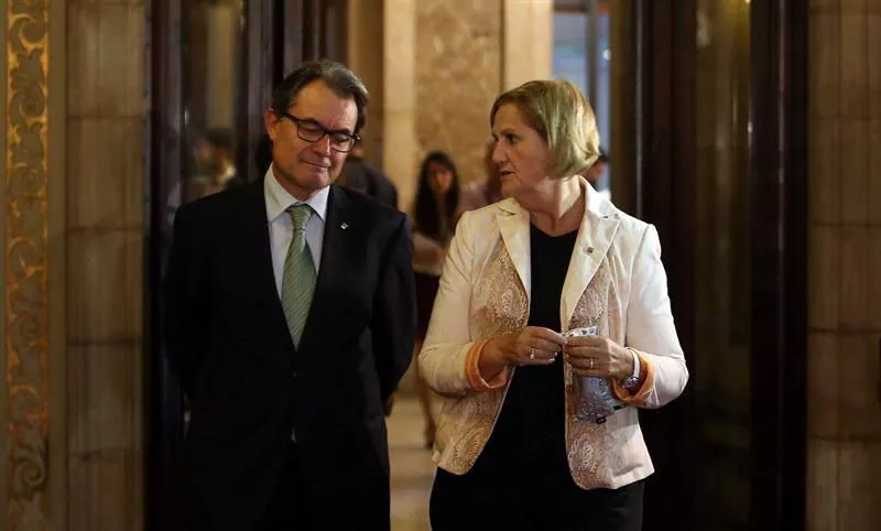 Artur Mas Generalitateko presidentea eta Nuria de Gisbert Parlamentuko presidentea. Argazkia: EFE