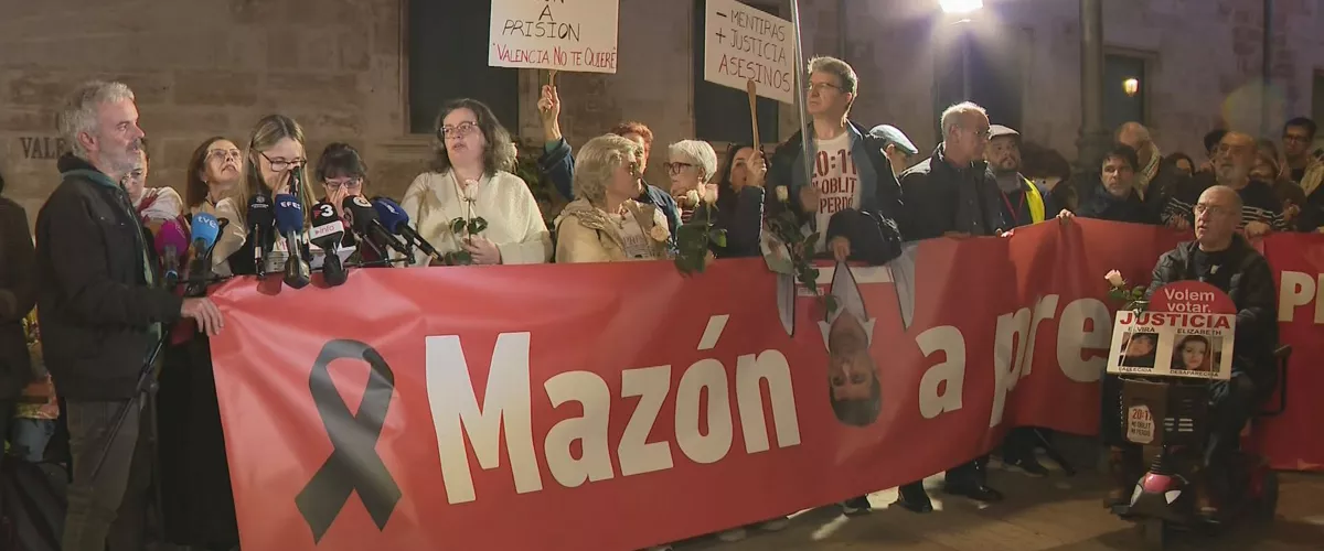 Carlos Mazonek dimisioa eman zuenetik aste bete dela, goidiaren biktimek herritarren garaipentzat jo dute gertatutakoa, baina nahikotzat ez dutela nabarmendu dute. Valentziako Gorteen aurrean egindako protestan, Mazonek espetxean amaitu behar duela eta bere gobernu osoak dimisioa eman behar duela eskatu dute, Feijóo eta Abascalen arteko negoziazioak gaitzetsiz eta Valentziaren etorkizuna valentziarrek hauteskundeetan erabaki behar dutela aldarrikatuz.