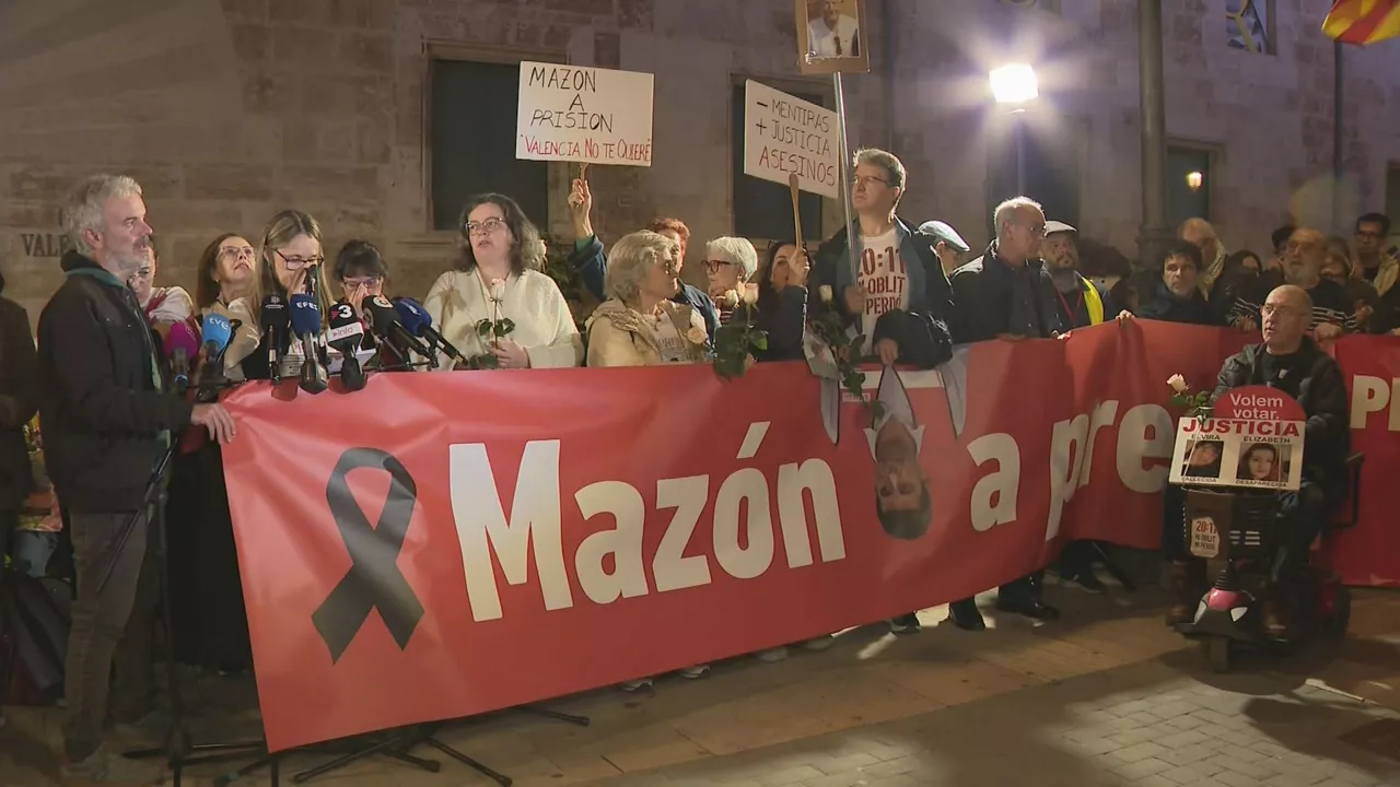 Carlos Mazonek dimisioa eman zuenetik aste bete dela, goidiaren biktimek herritarren garaipentzat jo dute gertatutakoa, baina nahikotzat ez dutela nabarmendu dute. Valentziako Gorteen aurrean egindako protestan, Mazonek espetxean amaitu behar duela eta bere gobernu osoak dimisioa eman behar duela eskatu dute, Feijóo eta Abascalen arteko negoziazioak gaitzetsiz eta Valentziaren etorkizuna valentziarrek hauteskundeetan erabaki behar dutela aldarrikatuz.