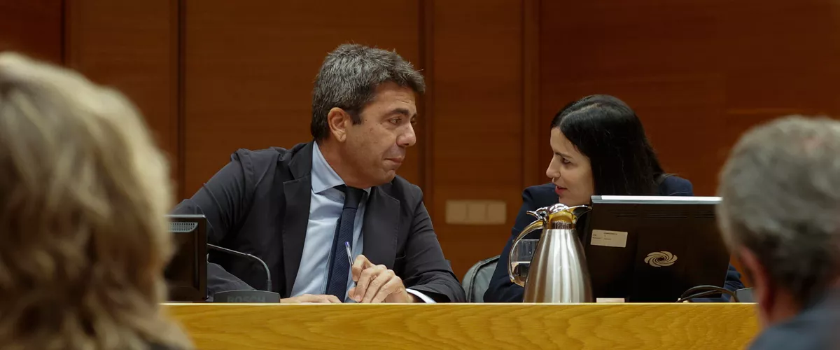 GRAFCVA309. VALENCIA, 11/11/2025.- El president de la Generalitat en funciones, Carlos Mazón, conversa con la presidenta de la comisión, Míriam Turiel (Vox), durante su comparecencia en la comisión de investigación de Les Corts Valencianes sobre la dana, su primera aparición pública tras su dimisión el pasado 3 de noviembre. EFE/Manuel Bruque
