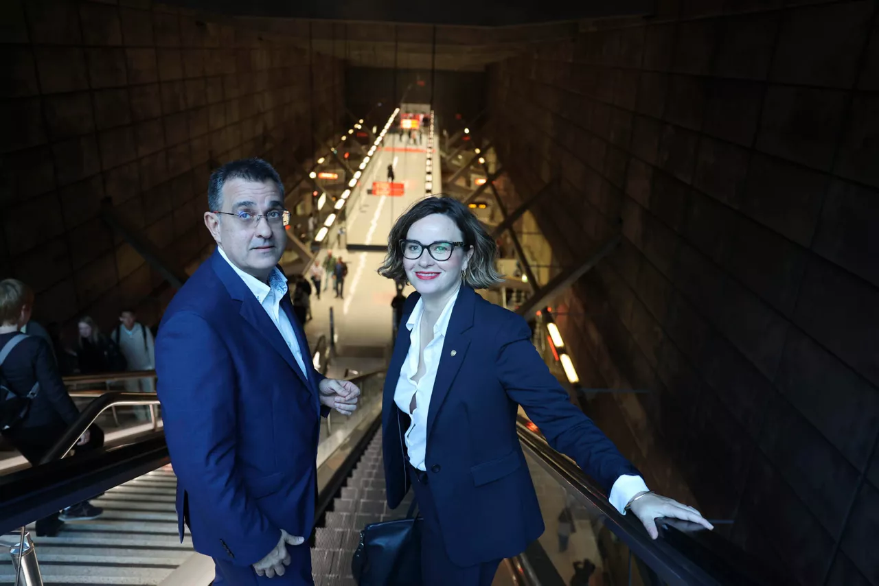 GRAFCAV5901. BILBAO, 03/11/2025.-La diputada general de Bizkaia, Elixabete Etxanobe, (d) junto al director gerente de Metro Bilbao, Eneko Arruebarrena, (I) en lka estación de metro de Sarriko, con motivo de los 30 años de andadura de Metro Bilbao, donde han presentado los actos de celebración organizados con tal motivo. EFE/Luis Tejido
