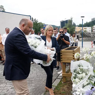 ERMUA (BIZKAIA), 12/07/2025.- El secretario general del PP, Miguel Tellado (i), junto a Mari Mar Blanco, presidenta de la Fundación Miguel Ángel Blanco (2i), en el acto de recuerdo a Miguel Ángel Blanco con motivo del 28 aniversario de su asesinato por la banda terrorista ETA, este sábado en Ermua (Bizkaia). EFE/Miguel Toña
