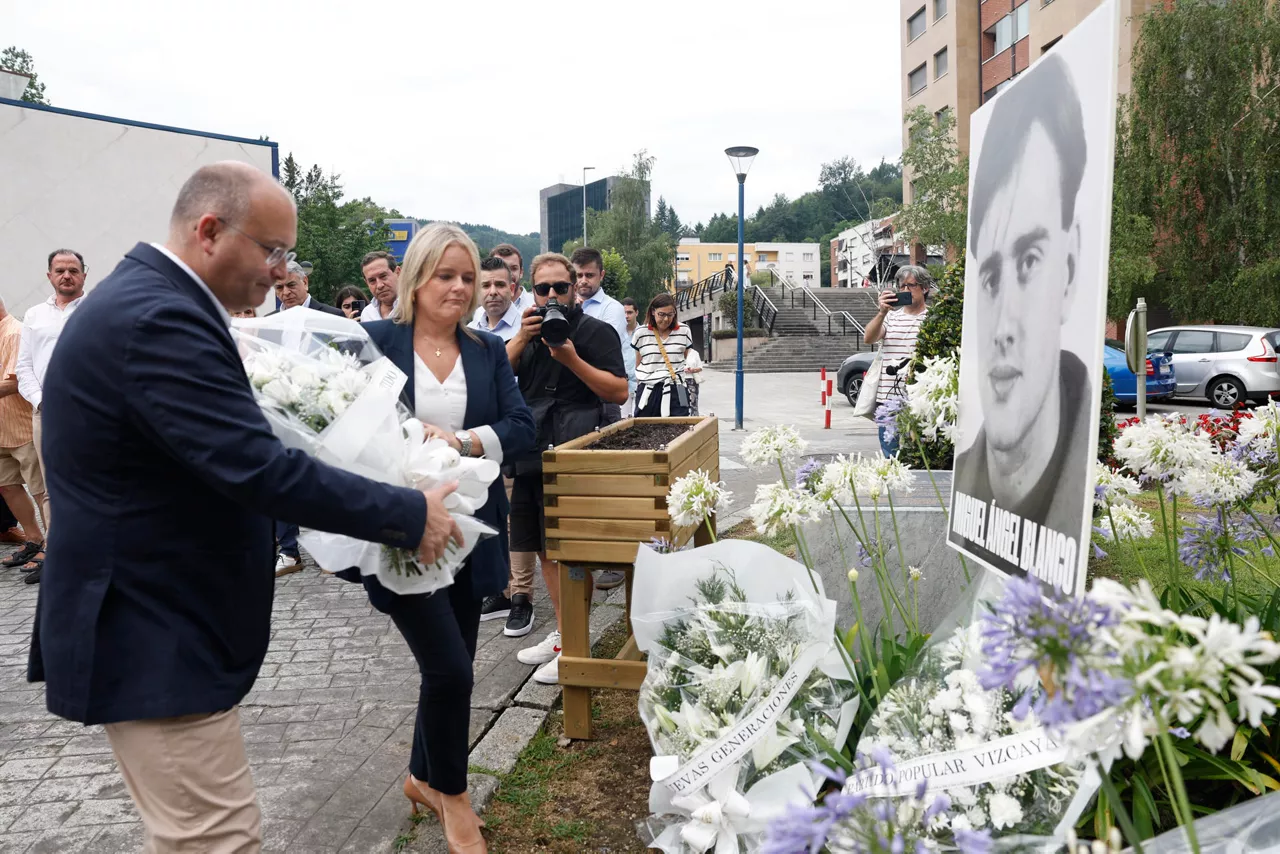 ERMUA (BIZKAIA), 12/07/2025.- El secretario general del PP, Miguel Tellado (i), junto a Mari Mar Blanco, presidenta de la Fundación Miguel Ángel Blanco (2i), en el acto de recuerdo a Miguel Ángel Blanco con motivo del 28 aniversario de su asesinato por la banda terrorista ETA, este sábado en Ermua (Bizkaia). EFE/Miguel Toña
