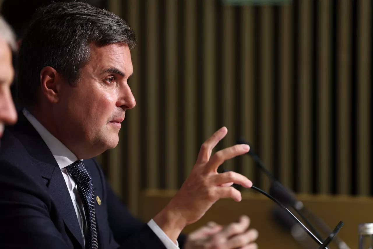 GRAFCAV2685. BILBAO, 11/09/2025.-El consejero de Industria, Transición Energética y Sostenibilidad, Mikel Jauregi, en la imagen, da a conocer este jueves la convocatoria de mesas sectoriales en las que se va a analizar, debatir y coordinar la respuesta público-privada a la actual situación arancelaria y su impacto en la industria vasca. EFE/Luis Tejido
