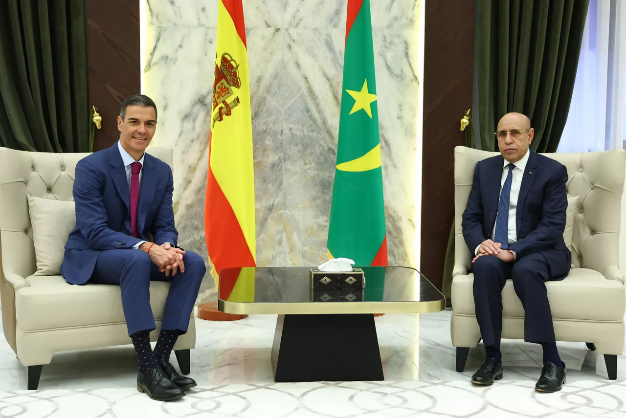NUAKCHOT (MAURITANIA), 16/07/2025.- El presidente del Gobierno español, Pedro Sánchez, se reúne con el presidente de la República Islámica de Mauritania, Mohamed Ould Ghazouani, este miércoles en Nuakchot (Mauritania). Sánchez visita el país para participar en la primera cumbre bilateral entre ambos países que tiene entre sus objetivos consolidar la cooperación en materia migratoria. EFE/ Fernando Calvo/Pool Moncloa SOLO USO EDITORIAL/SOLO DISPONIBLE PARA ILUSTRAR LA NOTICIA QUE ACOMPAÑA (CRÉDITO OBLIGATORIO)
