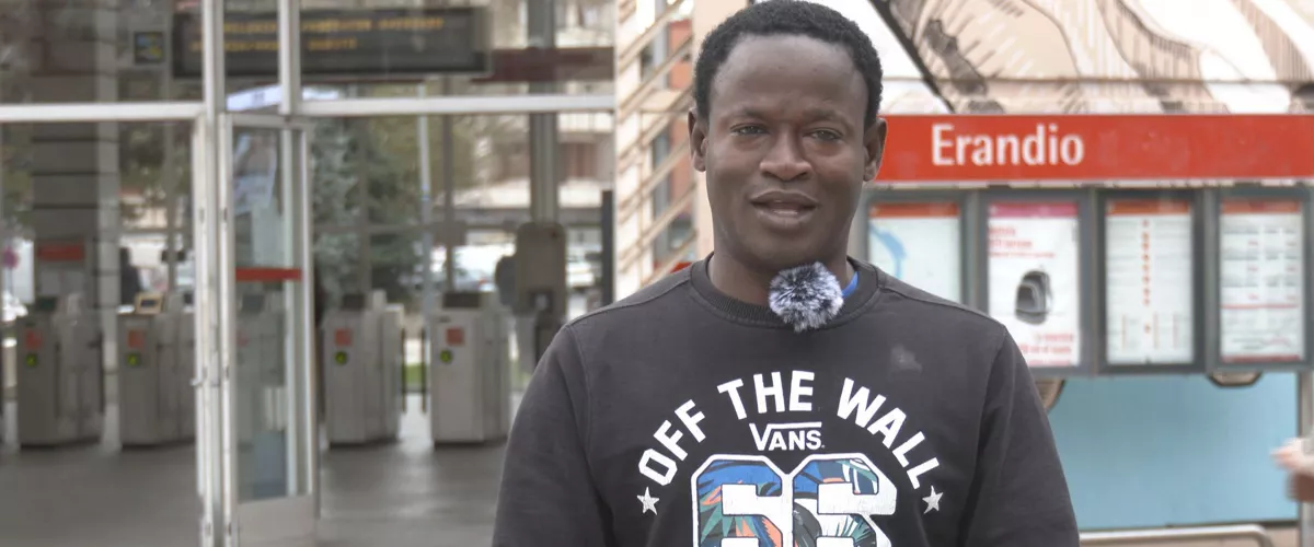 Mohamed sufrió un robo cuando sacaba dinero de un cajero de Erandio, Bizkaia. Los vecinos de la localidad han recaudado todo el dinero que fue robado. Mohamed se ha mostrado muy agradecido con el apoyo recibido por el pueblo.