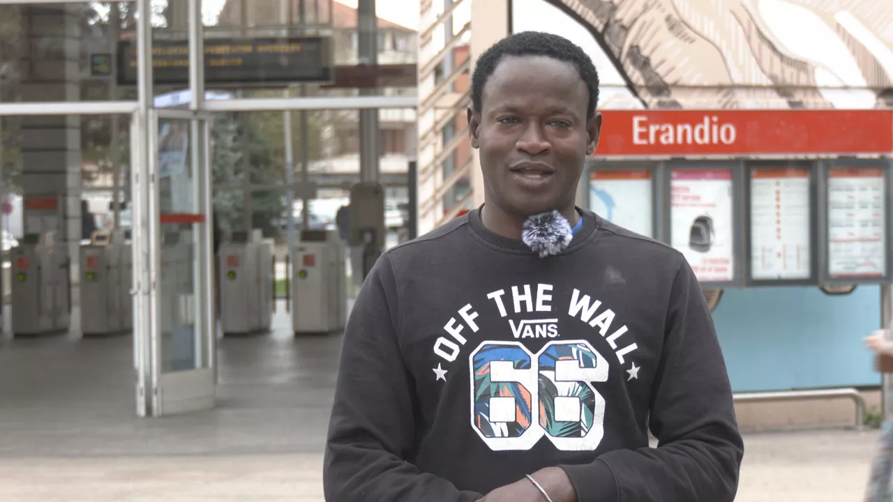 Mohamed sufrió un robo cuando sacaba dinero de un cajero de Erandio, Bizkaia. Los vecinos de la localidad han recaudado todo el dinero que fue robado. Mohamed se ha mostrado muy agradecido con el apoyo recibido por el pueblo.