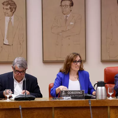 MADRID (ESPAÑA), 24/06/2025.- La ministra de Sanidad, Mónica García (c) comparece este martes en la Comisión de Sanidad del Congreso para exponer sus líneas de trabajo en la presente legislatura. EFE/ Chema Moya
