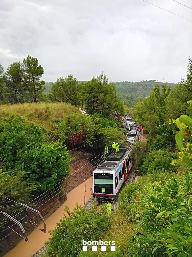 En las inmediaciones del funicular Montserrat han caído 100 litros por metro cuadrado y 27 personas han tenido que ser evacuadas por un desprendimiento provocado por las fuertes lluvias. Toda Cataluña permanece en aviso naranja y las lluvias han afectado especialmente a Barcelona, Girona y Tarragona, donde los bomberos han realizado ya unas 90 intervenciones y han pedido circular con precaución por las carretera. Además se han suspendido algunos vuelos por la lluvias y ha habido retrasos en el servicio ferroviario en Girona.

