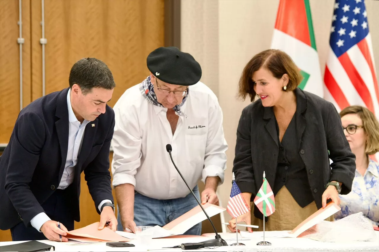 Firma del acuerdo de colaboración entre Etxepare Euskal Institutua y NABO (North American Basque Organizations) para impulsar y consolidar la enseñanza del euskera en Estados Unidos



REMITIDA / HANDOUT por IREKIA

Fotografía remitida a medios de comunicación exclusivamente para ilustrar la noticia a la que hace referencia la imagen, y citando la procedencia de la imagen en la firma

01/8/2025