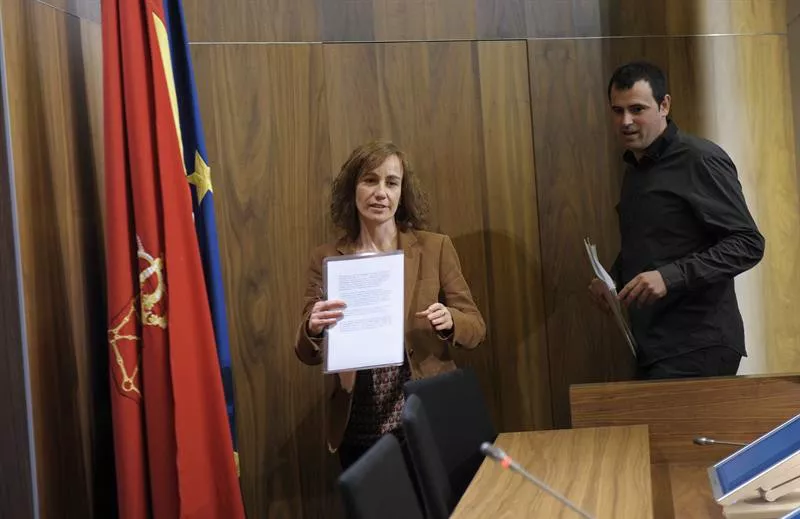 Ana Herrera y Rubén Goñi explican las reclamaciones por las obras del Pabellón Navarra Arena. EFE