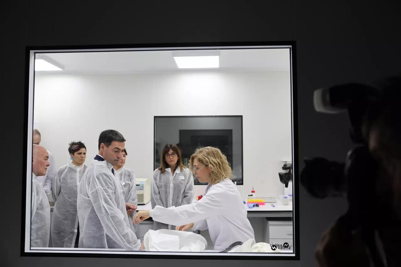 GRAFCAV6003. DERIO (BIZKAIA), 05/11/2025.-El lehendakari, Imanol Pradales, (ci ) junto con la consejera de Alimentación, Desarrollo Rural, Agricultura y Pesca Amaia Barredo, (c) obseva este miércoles las nuevas instalaciones del centro tecnológico de Neiker en la localidad vizcaína de Derio. EFE/Luis Tejido
