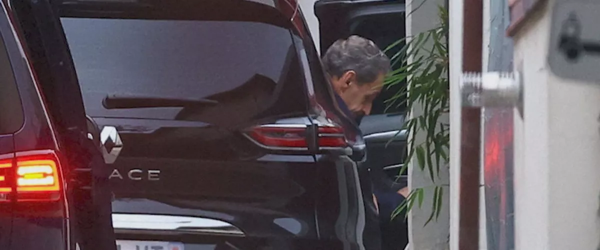 Frantziako presidente ohia kartzelatik irtengo da, 20 eguneko espetxealdiaren ostean. Auzitegiak hainbat neurri ezarri dizkio, eta, besteak beste, ezin izango du Frantziatik irten.