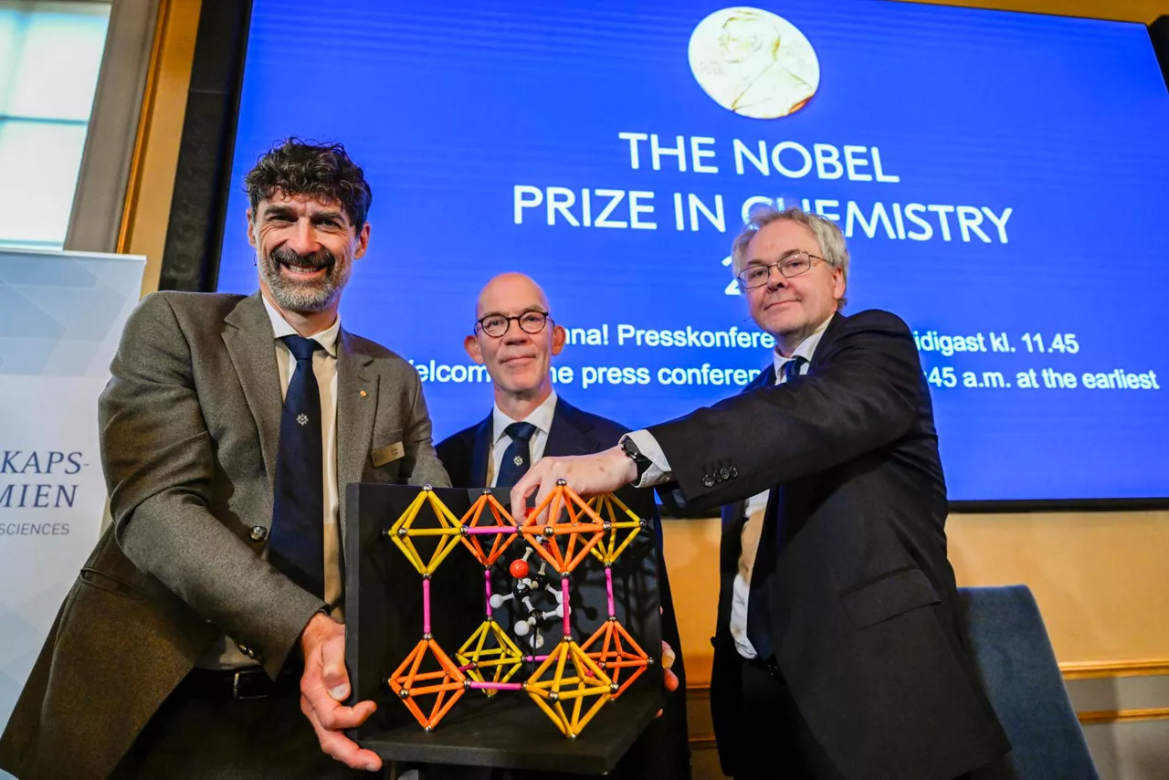 STOCKHOLM (Sweden), 08/10/2025.- (L-R) Nobel Committee for Chemistry Chairman Heiner Linke, Royal Swedish Academy of Sciences Permanent Secretary Hans Ellegren, and Nobel Committee for Chemistry member Olof Ramstrom present the Nobel Prize in Chemistry 2025 during a press conference at the Royal Swedish Academy of Sciences, in Stockholm, Sweden, 08 October 2025. The Nobel Prize in Chemistry 2025 was awarded to Susumu Kitagawa, Richard Robson and Omar M. Yaghi 'for the development of metal-organic frameworks.' (Suecia, Estocolmo) EFE/EPA/FREDRIK SANDBERG/TT SWEDEN OUT
