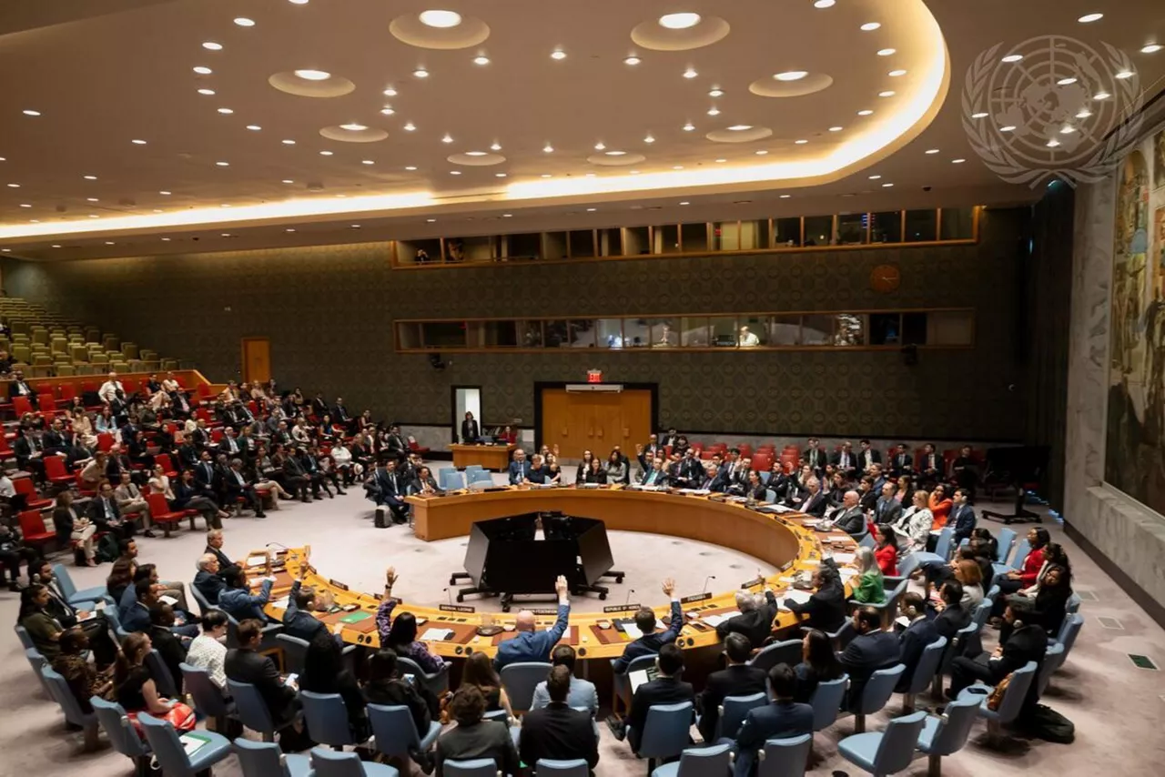 New York (United States), 05/06/2025.- A handout photo made available by the United Nations shows a view of Council members voting in favour of the resolution during the Security Council meeting on the situation in the Middle East, including the Palestinian question at United Nations Headquarters in New York, New York, USA, 04 June 2025. The resolution demanded an immediate unconditional and permanent ceasefire in Gaza respected by all parties, it further demanded the immediate unconditional release of all hostages, as well as the lifting of all restrictions on the entry of humanitarian aid into Gaza. The resolution received 14 votes in favour and one vote against (United States). The resolution was not adopted due to the veto by the US a permanent member. (Estados Unidos, Nueva York) EFE/EPA/Mark Garten / UN Photo HANDOUT HANDOUT EDITORIAL USE ONLY/NO SALES
